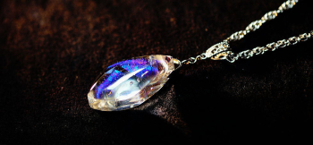 Transparence Aurora 暗い背景の時によりラメが強く見えます。 ラフォルム ガラスジュエリー ガラスアクセサリー