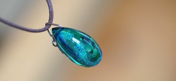 ラフォルム ガラスジュエリー ガラスアクセサリー 清流のBlue tear 滑らかなしずくのフォルム内部に清流の煌きや色味を閉じ込めた美しいペンダントが完成いたしました。ターコイズブルーとアクアマリンブルーを煌きと共にマーブル模様にいたしました。透…