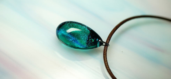 清流のBlue tear ターコイズブルーとアクアマリンブルーを煌きと共にマーブル模様に ラフォルム ガラスジュエリー ガラスアクセサリー