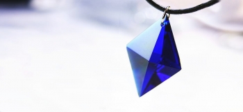 ラフォルム ガラスジュエリー ガラスアクセサリー Dreamblue ～ Royal  ～ 表裏共にピラミッド形にした八面体のフォルムです。色合いはコバルトブルー(ロイヤルブルー)の単色です。濃い目のブルーですが、光を透過させますと高貴な美しいブル…