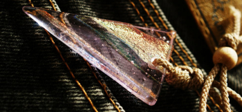 Acute triangle ダイク偏光ガラスの輝きが美しい。 ラフォルム ガラスジュエリー ガラスアクセサリー