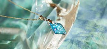 ラフォルム ガラスジュエリー ガラスアクセサリー Turquoise Diamond 『紫光』のフォルムでお作りしています。優しいブルーのターコイズブルーをベースに、美しいレインボーラメを施ました。特に太陽光でご覧頂きますと、さまざまな色合いの輝き…