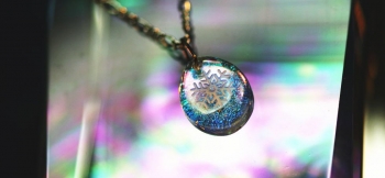 ラフォルム ガラスジュエリー ガラスアクセサリー Rainbow snowflake ～ 虹の風花 ～ ふわふわ舞う粉雪はとっても神秘的。雪はとっても小さな結晶が集まっています。そっと手を差し出すとその結晶は瞬く間に水滴に変わります。美しく儚い結晶…