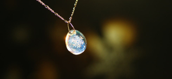 Rainbow snowflake ～ 虹の風花 ～ 表面に雪の結晶を彫刻しています。 ラフォルム ガラスジュエリー ガラスアクセサリー