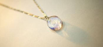 Rainbow snowflake ～ 虹の風花 ～ クリアーベースですので、背景色によってもイメージがガラリと変わります。 ラフォルム ガラスジュエリー ガラスアクセサリー