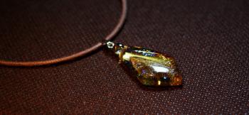 ラフォルム ガラスジュエリー ガラスアクセサリー Amber Diamond ベースは琥珀色の透明色。内部に美しいレインボーラメを施していますので、ゴールド、ブルー等大変美しく輝きます。フォルムは優しい丸味のあるひし形です。
