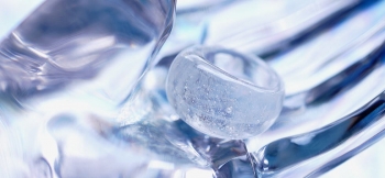 ラフォルム ガラスジュエリー ガラスアクセサリー Silky snow ringⅡ レースのように繊細なイメージのふっくらと丸みのある世界にひとつのメモリアルリングが完成いたしました。透明感のある半透明ホワイトの色合い。内部全体に「思い出の大切なも…