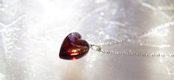 ラフォルム ガラスジュエリー ガラスアクセサリー 心からの愛を込めて ～ Elegant heart ～ やや細身の、スタイリッシュで可愛らしくまた美しい、表裏立体のハート型のペンダントが完成いたしました。表裏面どちらにも美しいラメの輝きを施した、…