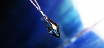 ラフォルム ガラスジュエリー ガラスアクセサリー Sparkle blue diamond ～ 煌き  ～ 上方が長い変形ダイヤ型のフォルムの内部には、大変美しいブルーの無数のラメがまるで満天の星空のように煌きます。表面のカット面には光が反射し、内…