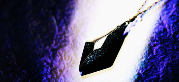 Sparkle blue diamond ～ 煌き  ～ 表面の美しいカットがクール!! ラフォルム ガラスジュエリー ガラスアクセサリー