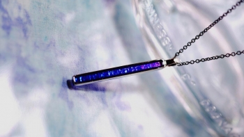 ラフォルム ガラスジュエリー ガラスアクセサリー Straight line rectangle ～ bright dream ～ スタイリッシュな細身のトップ『Straight line rectangle』のイメージをベースにし、ガラスの内部に…