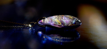 Mystic purple galaxy 厚みを抑えたふっくらとしたやや扁平のしずくタイプです。表裏で異なる表情に仕上げております。 ラフォルム ガラスジュエリー ガラスアクセサリー