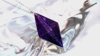 Purple universe of stardust 赤紫のベースカラーや煌きを表現した世界にひとつの五面体ペンダント。 ラフォルム ガラスジュエリー ガラスアクセサリー