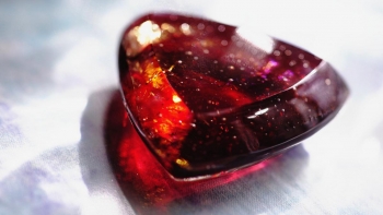ラフォルム ガラスジュエリー ガラスアクセサリー NEO INFINITY JEWEL UNIVERSE 最高級の美しい色合いと煌き、存在感や重量感を併せ持った、世界にひとつのオリジナルオブジェ。丸みを持たせた正三角形のピック型のフォルムに大きくサ…