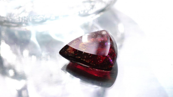 NEO INFINITY JEWEL UNIVERSE 「ルーローの三角形」の形状です。 ラフォルム ガラスジュエリー ガラスアクセサリー
