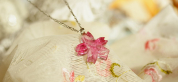 SAKURA ～ はつ恋 ～ かわいらしいピンク色のかわいらしい作品です♪ ラフォルム ガラスジュエリー ガラスアクセサリー