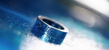 ラフォルム ガラスジュエリー ガラスアクセサリー Proof of love ～ Blue Rose ～ スティールブルー単色のシンプルなガラスリング。その周囲にSilver925素材のリングで包み込んだ印象的な世界にひとつのオリジナルコラボレーシ…