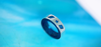Proof of love ～ Blue Rose ～ 周囲のSilver925製リングに、すかし模様を施しております。 ラフォルム ガラスジュエリー ガラスアクセサリー