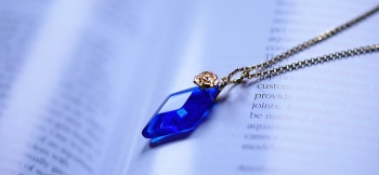 ラフォルム ガラスジュエリー ガラスアクセサリー Trueblue diamond トゥルーブルーのシンプルなひし形ペンダント。ゴールドチェーンと一輪のバラのチャームが印象的です。暗闇では神秘的な光を放つ蓄光加工を施しております。身に付けやすい逸品…