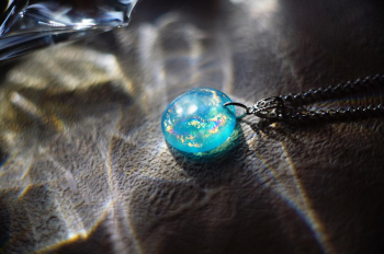 虹色の海辺 ~ 春 ~ ターコイズブルーに虹色の煌きが優しく美しい。 ラフォルム ガラスジュエリー ガラスアクセサリー