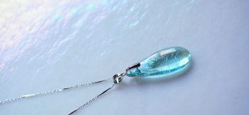 ラフォルム ガラスジュエリー ガラスアクセサリー Aqua drop ～ 珊瑚の海 ～ 暖かく透明な珊瑚の海のような、爽やかなアクアブルーに優しい煌きを施した、美しいティアドロップタイプペンダント。光り輝くような煌きが、まるでさんご礁の彩りと水の煌…