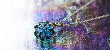 ラフォルム ガラスジュエリー ガラスアクセサリー 青き星の海に咲く花 八枚の花びらを持つ一際美しく繊細な花。アクアマリンブルーの透明感のある色合いに、見る角度により表情を変える美しいラメを施しています。小ぶりでありながらも存在感のある、世界にひとつ…