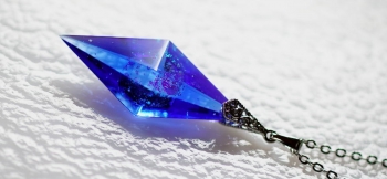 ラフォルム ガラスジュエリー ガラスアクセサリー Dreamblue ～ Dichroic Earth ～ 透明感のあるライトスカイブルーをベースにしたスタイリッシュな八面体ペンダント。やや小ぶりの八面体の中央部分には、青い宇宙に浮かぶ惑星の様な球…