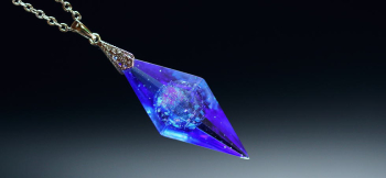 Dreamblue ～ Dichroic Earth ～ 美しい存在感のあるシャープな八面体のフォルム。 ラフォルム ガラスジュエリー ガラスアクセサリー