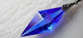 Dreamblue ～ Dichroic Earth ～ 内部球体風部分は日中は煌きに、暗闇では神秘的に蓄光します。 ラフォルム ガラスジュエリー ガラスアクセサリー