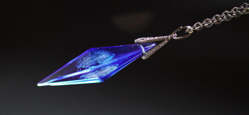 Dreamblue ～ Dichroic Earth ～ サイドから見るとシャープな印象です。 ラフォルム ガラスジュエリー ガラスアクセサリー