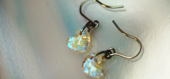 ラフォルム ガラスジュエリー ガラスアクセサリー Petit dichroic heart 対になった小ぶりのハートのピアス。内部全体に見る角度や光の当り方で表情を変化させる美しいダイクロ偏光ガラスを施しました。「思い出の大切なもの」を封入した世界…