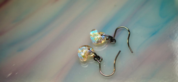 Petit dichroic heart 小ぶりのハート型メモリアルピアス。 ラフォルム ガラスジュエリー ガラスアクセサリー