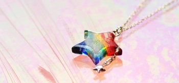 ラフォルム ガラスジュエリー ガラスアクセサリー Rainbow Starlight Festival ～ Milky way ～ フェスティバルの夜はとっても楽しい気分!!
レインボーの色合いを星のフォルムに表現しました。レインボーの上には淡く…