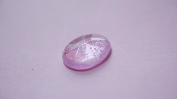 ラフォルム ガラスジュエリー ガラスアクセサリー 悠桜 ～ やわらかな記憶 ～ やわらかな桜色に想いを包んで――。大切な記憶をそっと閉じ込めた、メモリアルペンダントトップ。
オーバル型の優しいフォルムに、光を美しく反射するデザインカットを施しまし…
