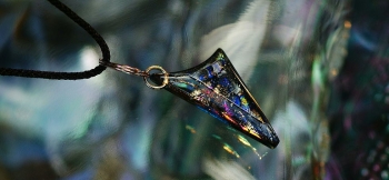ラフォルム ガラスジュエリー ガラスアクセサリー Arrowhead of mysterious 神秘な深い海のアクアマリンブルーをベースにした変形三角形のフォルムが印象的なペンダントです。
内部にはブルー、ゴールド、グリーン、パープル等などの様…