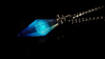 Dreamblue ～ Everlasting love / Fleur-de-lisⅡ ～ 暗闇では神秘的な光を放ちます。 ラフォルム ガラスジュエリー ガラスアクセサリー