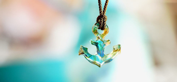 GLASS ANCHOR ～ ガラスの錨 ～ 透明感のあるガラスの錨ペンダント。 ラフォルム ガラスジュエリー ガラスアクセサリー