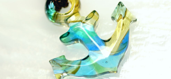 GLASS ANCHOR ～ ガラスの錨 ～ 優しい3色の色合いが混ざり合い美しい表情に。 ラフォルム ガラスジュエリー ガラスアクセサリー