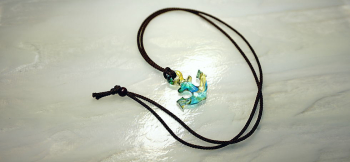 GLASS ANCHOR ～ ガラスの錨 ～ 組み紐をトップに絡めるように結んでいます。 ラフォルム ガラスジュエリー ガラスアクセサリー