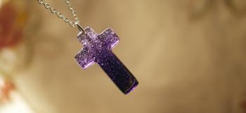 ラフォルム ガラスジュエリー ガラスアクセサリー Gratification purple シンプルでオーソドックスなフォルムのクロスタイプ。全体に丸みのある優しい雰囲気です。カラーは紫系を数色使用したグラデーション加工と細かな気泡を全体に施しまし…