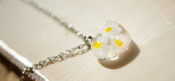 Full bloom ～ Cuteなこころ ～ 可愛らしい花と銀の箔がちりばめられています。 ラフォルム ガラスジュエリー ガラスアクセサリー