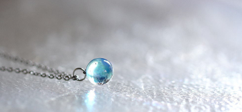 Refreshing aqua planet 小ぶりの球体ペンダント。 ラフォルム ガラスジュエリー ガラスアクセサリー