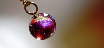 ラフォルム ガラスジュエリー ガラスアクセサリー Ruby passion planet 美しいピンク系やレッド系の色合いと各種煌きを、大胆なマーブル模様で再現した、美しい球体ペンダントです。見る角度や光の当たり方で、内部の煌きや模様の変化をお楽し…