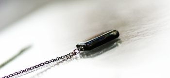 BLACK SHAPE ～ 想い  ～ サイドからご覧頂く内部のラメが大変美しいです。写真ではお伝えしきれないのが惜しいですが・・。 ラフォルム ガラスジュエリー ガラスアクセサリー