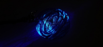 ラフォルム ガラスジュエリー ガラスアクセサリー 青の銀河 ～ 虹のオーロラ ～ コバルトブルーの宇宙に虹色のオーロラ。円形フォルム内部の美しいレインボーラメと純銀パウダーの輝きがとても印象的です。暗闇では銀河が神秘的な光を放ちます。