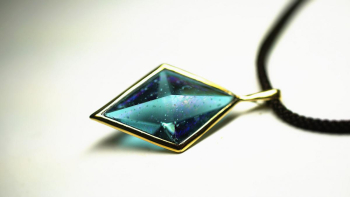 Collaborate Dreamblue ～ Twinkle of mystical stars ～ 紫外線の強い環境では神秘的な赤紫に、蛍光灯などではパウダーブルーに変化する不思議な色味です。 ラフォルム ガラスジュエリー ガラスアクセサリー