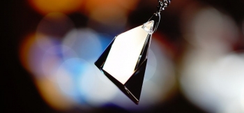 ラフォルム ガラスジュエリー ガラスアクセサリー Amazing prism 望遠鏡などに利用されている「ダハプリズム」。映画『そのときは彼によろしく』に登場するプリズムペンダントをモチーフに、サイズやフォルムをアレンジした存在感のある世界にひとつ…