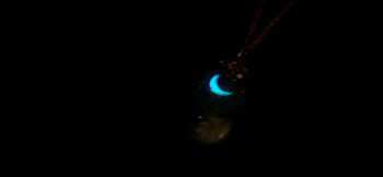 月影の夜空 三日月が暗闇で美しく光を放ちます。 ラフォルム ガラスジュエリー ガラスアクセサリー