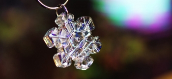 ラフォルム ガラスジュエリー ガラスアクセサリー アポロンの煌き ～ Crystal of snow ～ 寒い真冬降る雪に手袋をかざしますと、綺麗な雪の結晶を見ることができます。そんな素敵な結晶を表現いたしました。ベースは透明感のあるブルーグレイを…