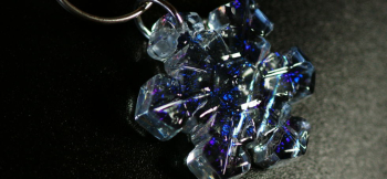 アポロンの煌き ～ Crystal of snow ～ 優しく美しいレインボーラメを全体に、下方にはダイクロ偏光ガラスの流れ。 ラフォルム ガラスジュエリー ガラスアクセサリー